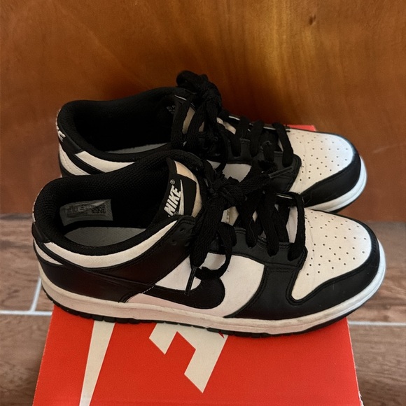 Nike Classic Black and White Low-Tops - Picture 2 of 2